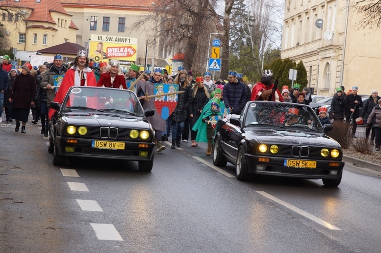 Orszak Trzech Króli 2023 w Strzegomiu. Z rykiem samochodów