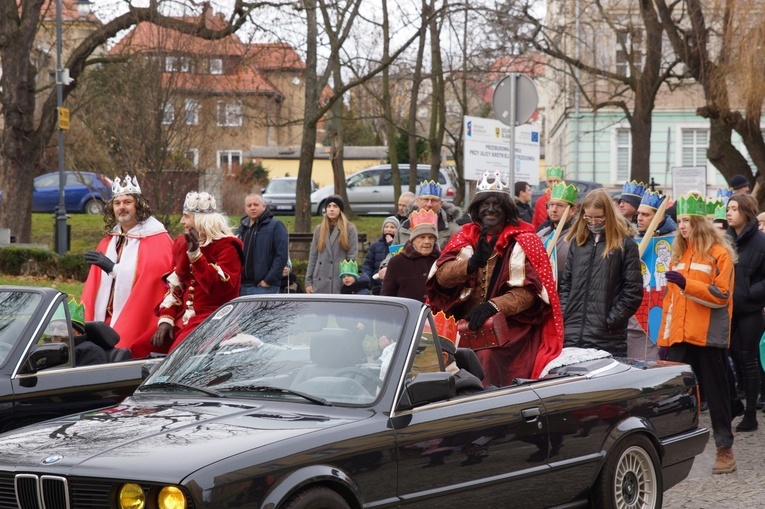 Orszak Trzech Króli 2023 w Strzegomiu. Z rykiem samochodów