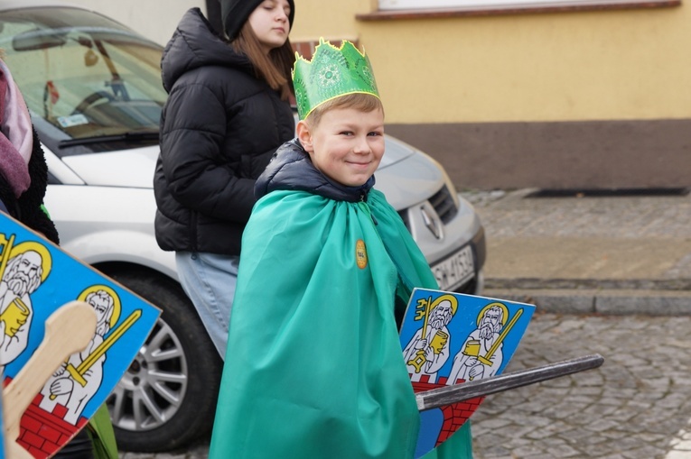 Orszak Trzech Króli 2023 w Strzegomiu. Z rykiem samochodów