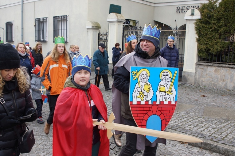 Orszak Trzech Króli 2023 w Strzegomiu. Z rykiem samochodów