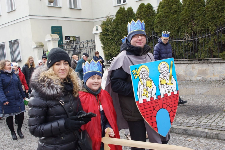 Orszak Trzech Króli 2023 w Strzegomiu. Z rykiem samochodów