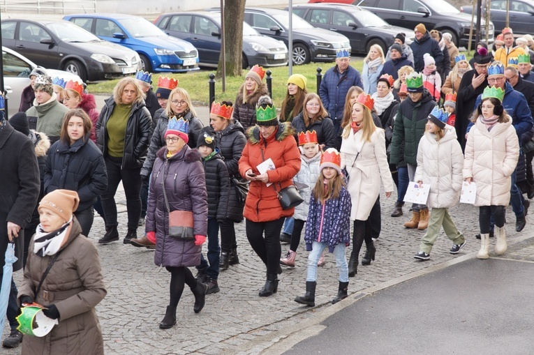 Orszak Trzech Króli 2023 w Strzegomiu. Z rykiem samochodów
