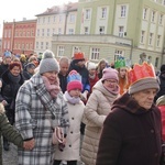 Orszak Trzech Króli 2023 w Strzegomiu. Z rykiem samochodów