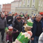 Orszak Trzech Króli 2023 w Strzegomiu. Z rykiem samochodów