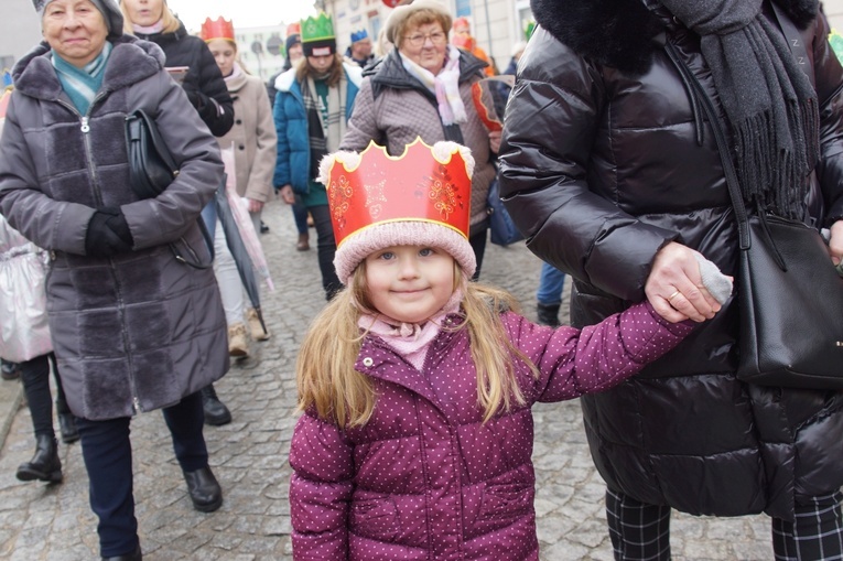 Orszak Trzech Króli 2023 w Strzegomiu. Z rykiem samochodów