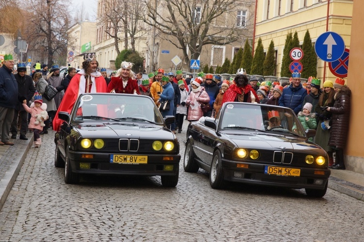 Orszak Trzech Króli 2023 w Strzegomiu. Z rykiem samochodów