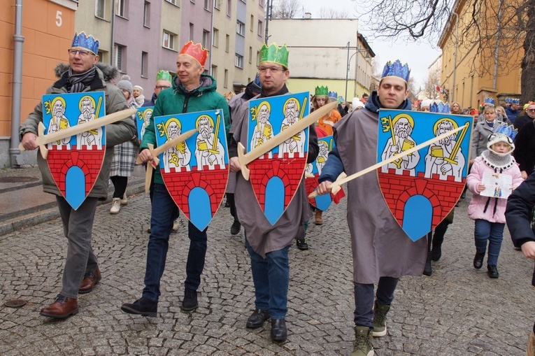 Orszak Trzech Króli 2023 w Strzegomiu. Z rykiem samochodów