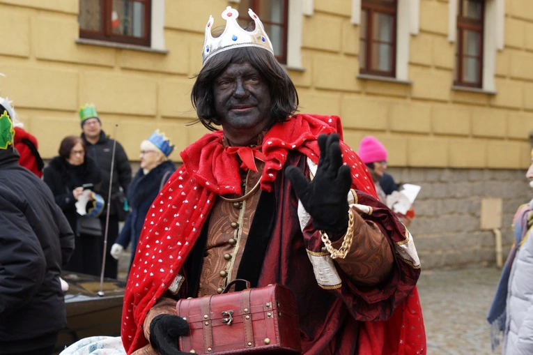 Orszak Trzech Króli 2023 w Strzegomiu. Z rykiem samochodów