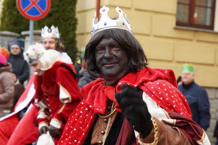 Orszak Trzech Króli 2023 w Strzegomiu. Z rykiem samochodów