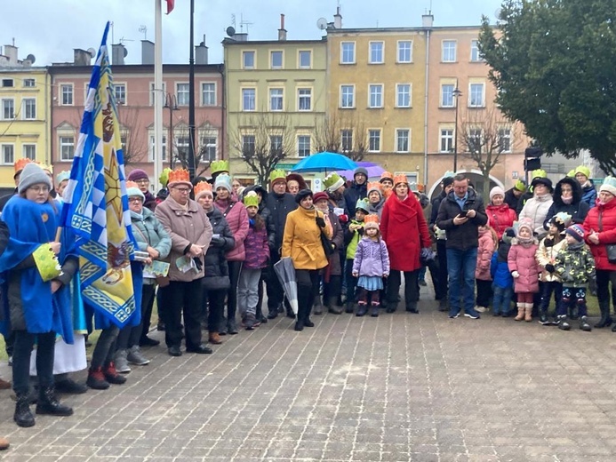 Orszak Trzech Króli 2023 w Mieroszowie. W trzech kolorach