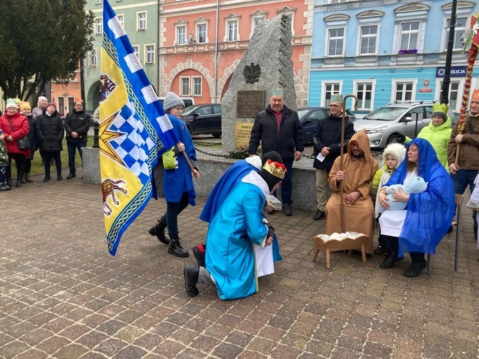 Orszak Trzech Króli 2023 w Mieroszowie. W trzech kolorach