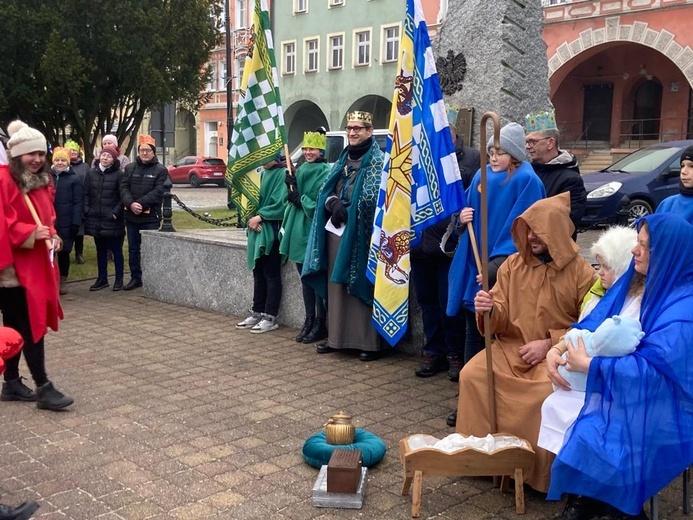 Orszak Trzech Króli 2023 w Mieroszowie. W trzech kolorach