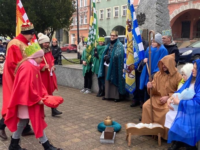 Orszak Trzech Króli 2023 w Mieroszowie. W trzech kolorach