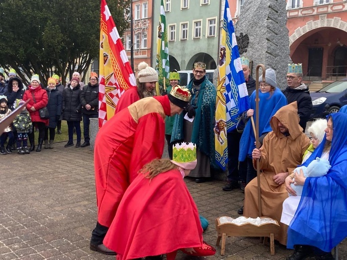 Orszak Trzech Króli 2023 w Mieroszowie. W trzech kolorach