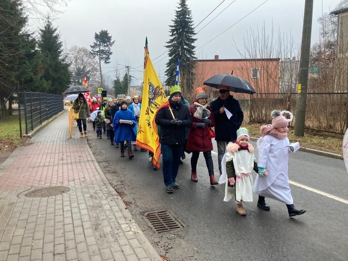 Orszak Trzech Króli 2023 w Mieroszowie. W trzech kolorach