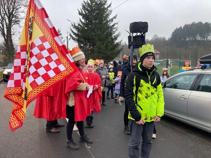 Orszak Trzech Króli 2023 w Mieroszowie. W trzech kolorach