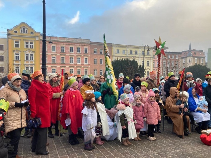 Orszak Trzech Króli 2023 w Mieroszowie. W trzech kolorach