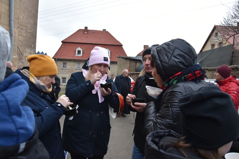 Orszak Trzech Króli 2023 w Dobromierzu. Strażacy zrobili zadymę