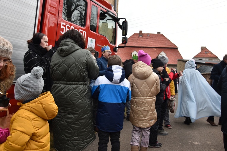 Orszak Trzech Króli 2023 w Dobromierzu. Strażacy zrobili zadymę