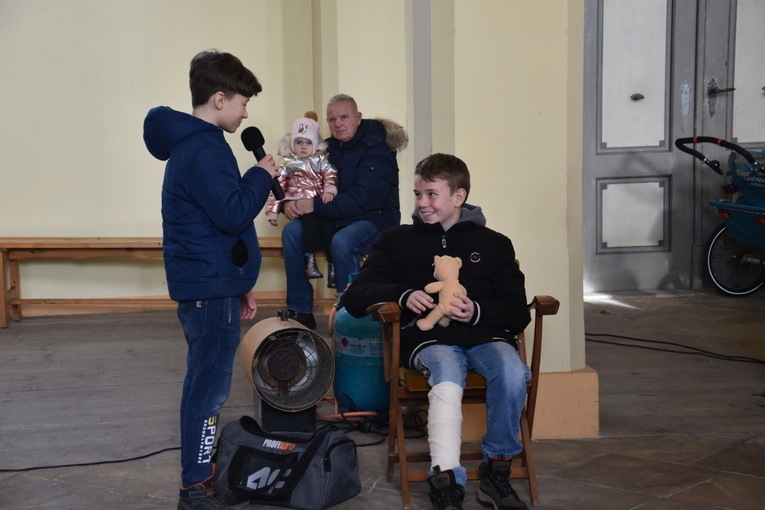 Orszak Trzech Króli 2023 w Dobromierzu. Strażacy zrobili zadymę