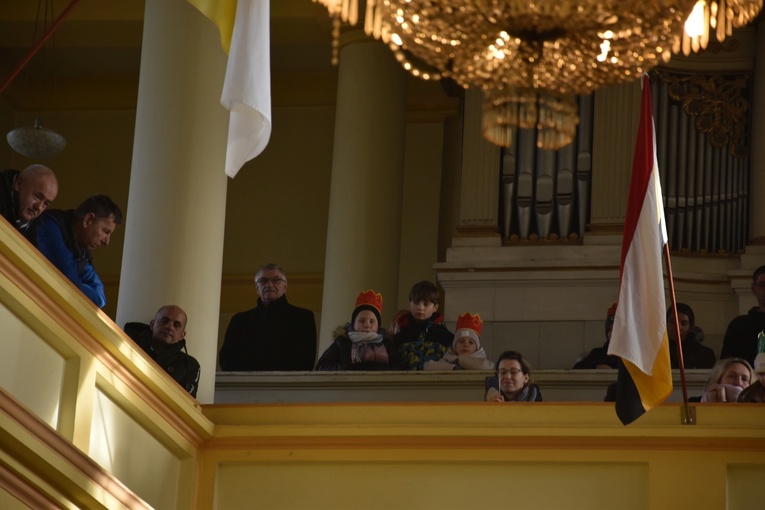 Orszak Trzech Króli 2023 w Dobromierzu. Strażacy zrobili zadymę