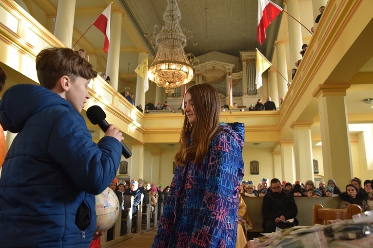 Orszak Trzech Króli 2023 w Dobromierzu. Strażacy zrobili zadymę