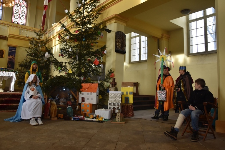 Orszak Trzech Króli 2023 w Dobromierzu. Strażacy zrobili zadymę