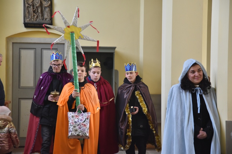 Orszak Trzech Króli 2023 w Dobromierzu. Strażacy zrobili zadymę