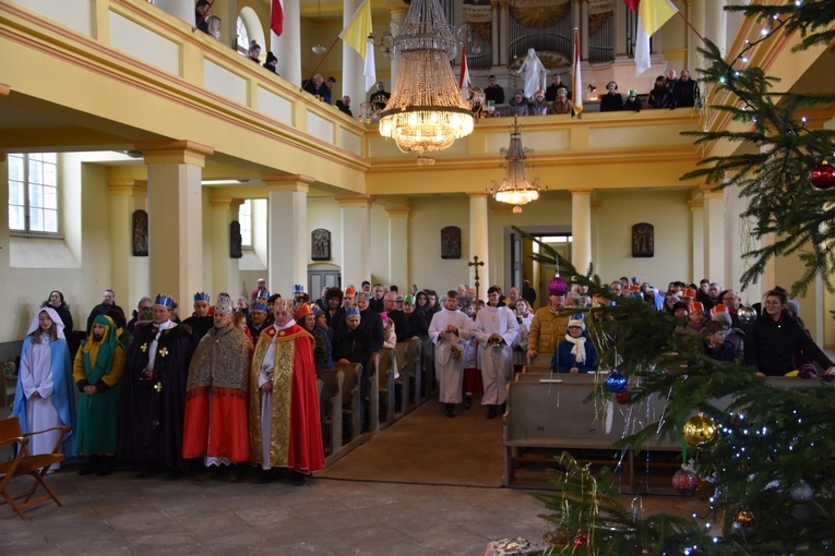 Orszak Trzech Króli 2023 w Dobromierzu. Strażacy zrobili zadymę