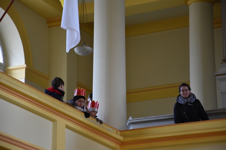 Orszak Trzech Króli 2023 w Dobromierzu. Strażacy zrobili zadymę