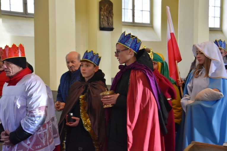 Orszak Trzech Króli 2023 w Dobromierzu. Strażacy zrobili zadymę