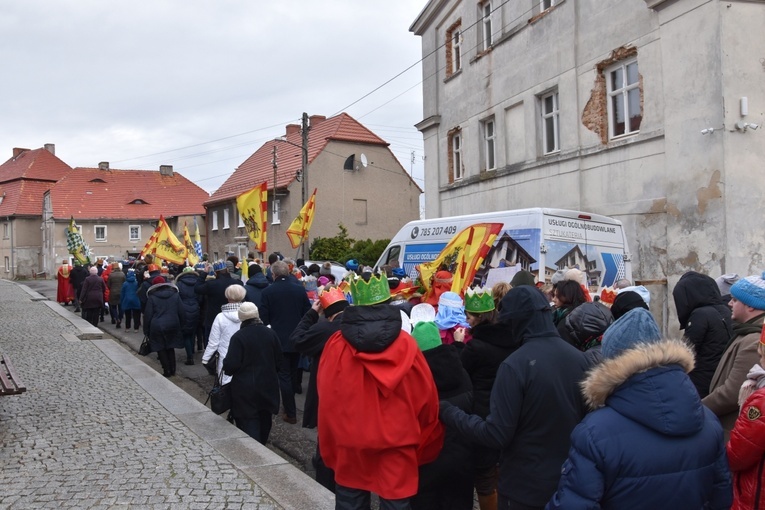 Orszak Trzech Króli 2023 w Dobromierzu. Strażacy zrobili zadymę