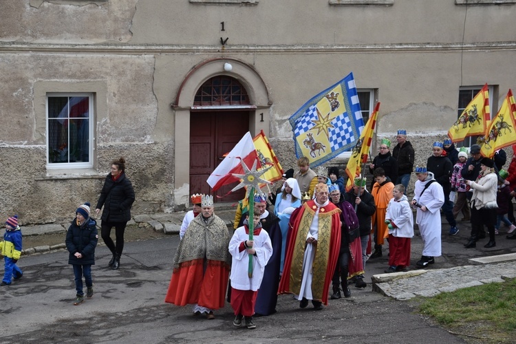 Orszak Trzech Króli 2023 w Dobromierzu. Strażacy zrobili zadymę