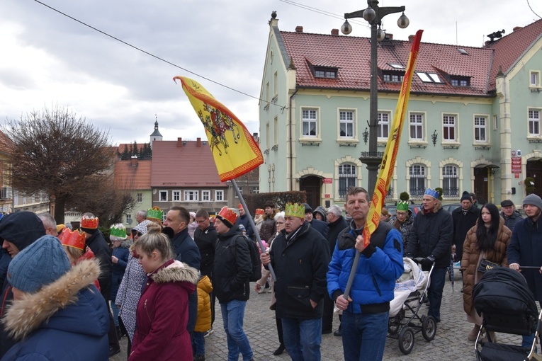 Orszak Trzech Króli 2023 w Dobromierzu. Strażacy zrobili zadymę