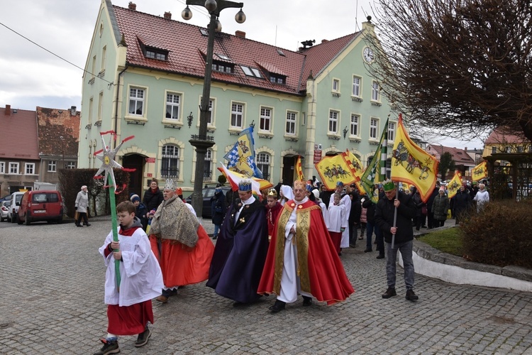 Orszak Trzech Króli 2023 w Dobromierzu. Strażacy zrobili zadymę