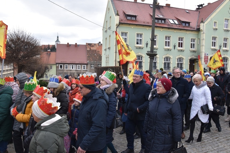 Orszak Trzech Króli 2023 w Dobromierzu. Strażacy zrobili zadymę