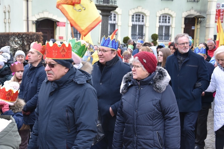 Orszak Trzech Króli 2023 w Dobromierzu. Strażacy zrobili zadymę