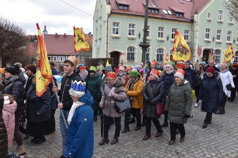 Orszak Trzech Króli 2023 w Dobromierzu. Strażacy zrobili zadymę