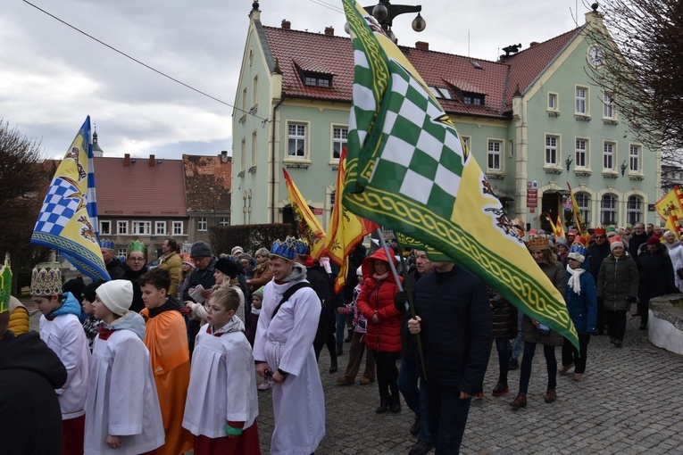 Orszak Trzech Króli 2023 w Dobromierzu. Strażacy zrobili zadymę