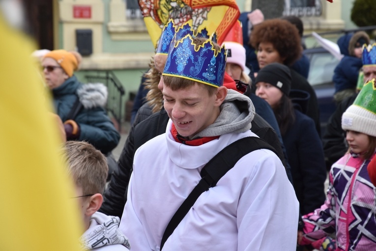 Orszak Trzech Króli 2023 w Dobromierzu. Strażacy zrobili zadymę