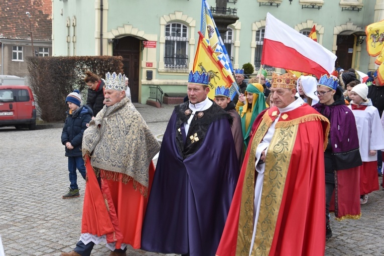 Orszak Trzech Króli 2023 w Dobromierzu. Strażacy zrobili zadymę