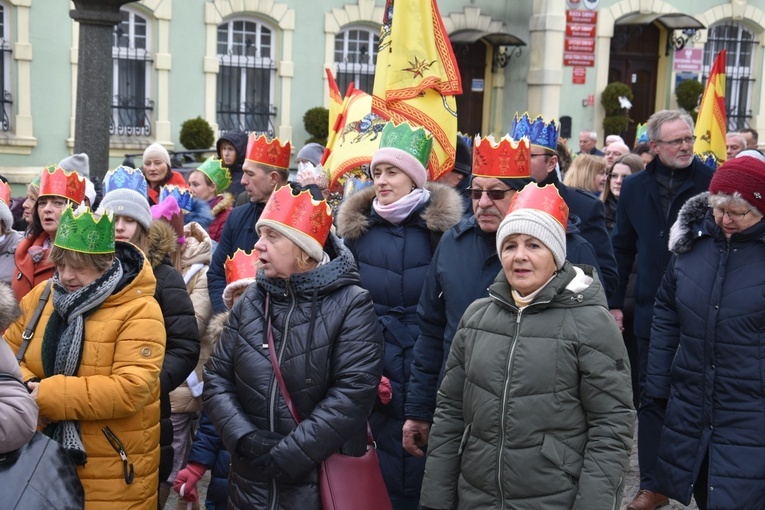 Orszak Trzech Króli 2023 w Dobromierzu. Strażacy zrobili zadymę