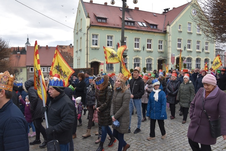 Orszak Trzech Króli 2023 w Dobromierzu. Strażacy zrobili zadymę