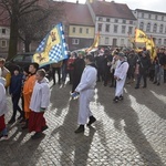 Orszak Trzech Króli 2023 w Dobromierzu. Strażacy zrobili zadymę