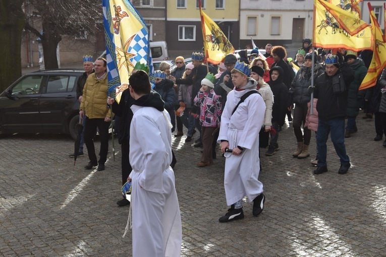 Orszak Trzech Króli 2023 w Dobromierzu. Strażacy zrobili zadymę