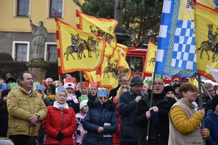 Orszak Trzech Króli 2023 w Dobromierzu. Strażacy zrobili zadymę