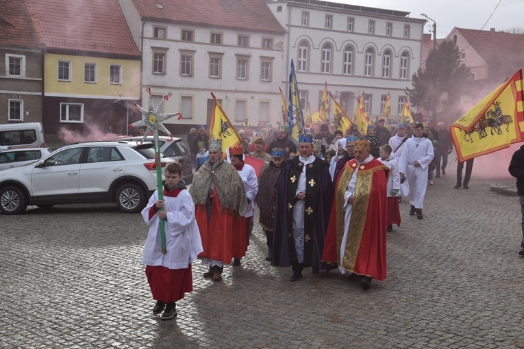 Orszak Trzech Króli 2023 w Dobromierzu. Strażacy zrobili zadymę