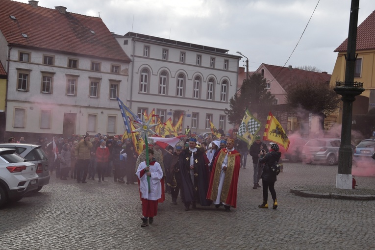 Orszak Trzech Króli 2023 w Dobromierzu. Strażacy zrobili zadymę