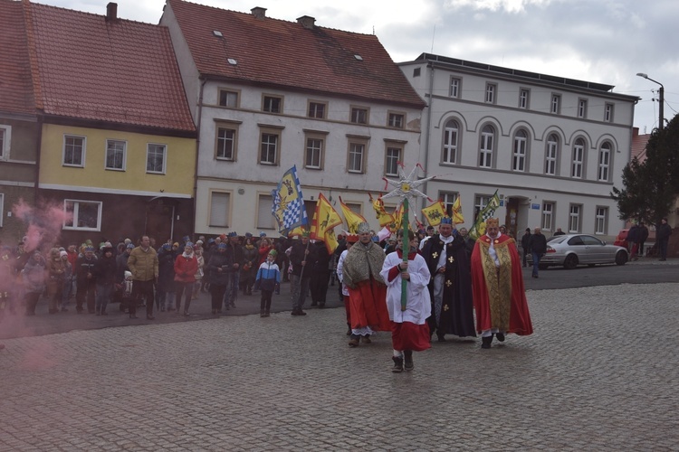 Orszak Trzech Króli 2023 w Dobromierzu. Strażacy zrobili zadymę