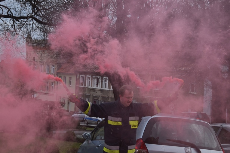 Orszak Trzech Króli 2023 w Dobromierzu. Strażacy zrobili zadymę